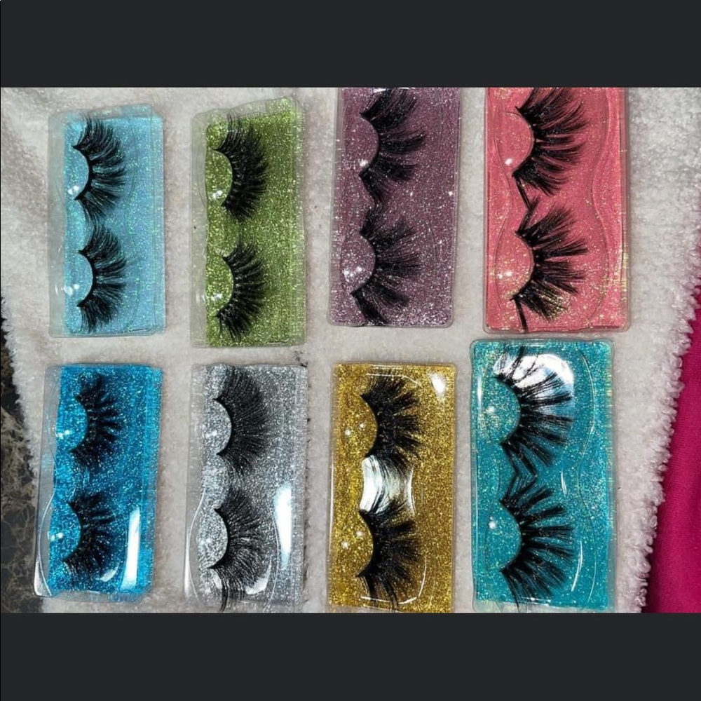 I’m selling lashes comes with candy and a spoolie and tweezers